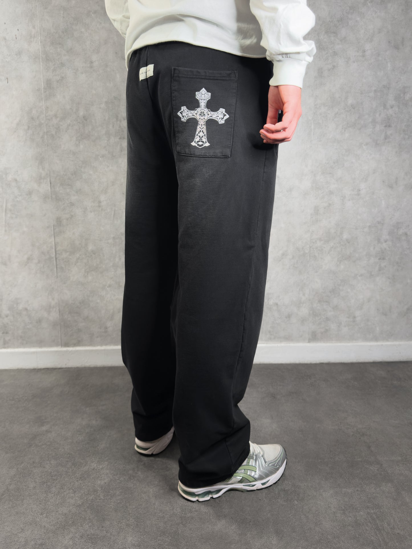 SIGNATURE O SWEATPANT - WASHED BLACK